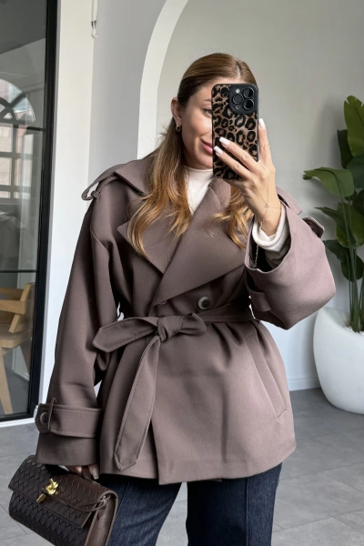 KAHVE KRUVAZE YAKA KUŞAKLI KISA TRENÇKOT