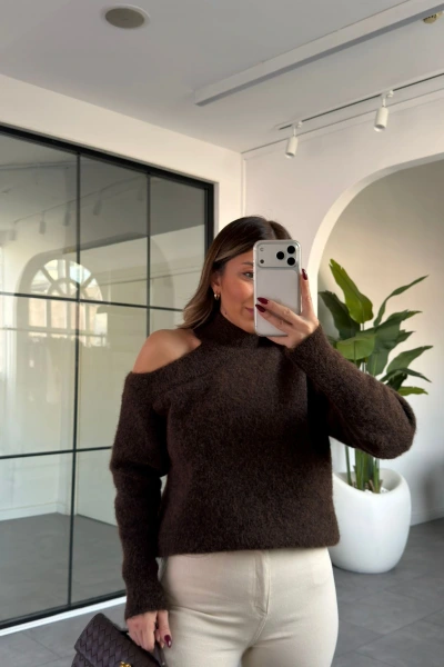 KAHVE OMUZ DETAYLI KAZAK