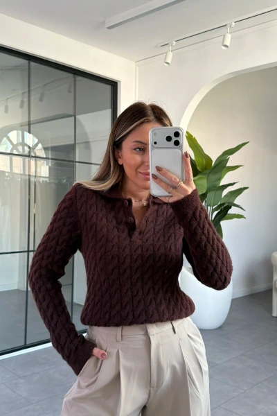 KAHVE ÖRGÜ DESEN POLO YAKA KAZAK