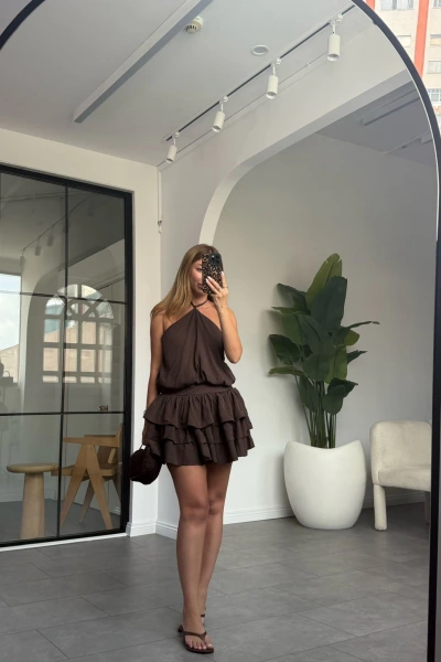 KAHVE SIRT DEKOLTELİ KAT KAT MİNİ ELBİSE