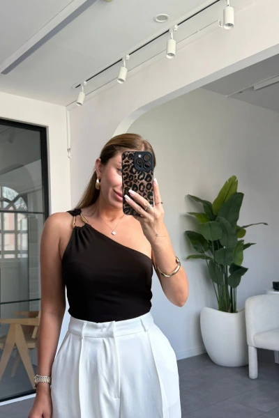 KAHVE TEK OMUZ GOLD AKSESUARLI BLUZ