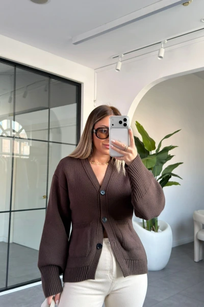 KAHVE ÜÇ DÜĞMELİ TRİKO HIRKA