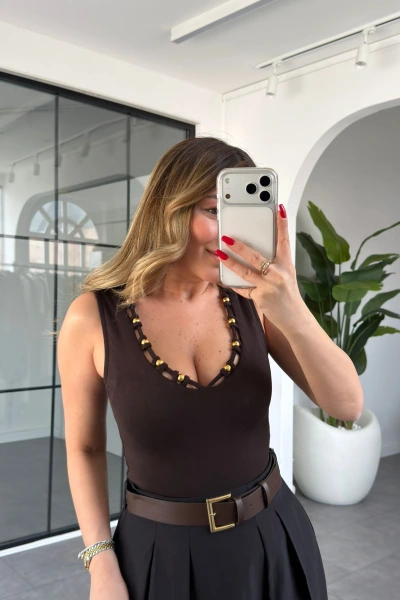 KAHVE V YAKA GOLD BONCUK DETAYLI BLUZ 261023