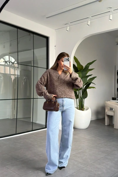 KAHVE V YAKA YUMOŞ DOKULU KAZAK