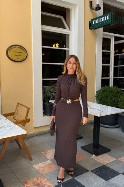 KAHVE VATKA OMUZLU BRONŞ DETAY ELBİSE