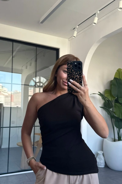 KAHVE YANI BÜZGÜLÜ TEK OMUZ BLUZ