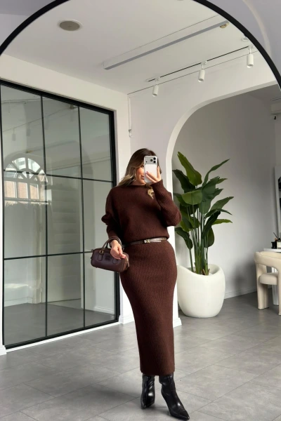 KAHVERENGİ BİSİKLET YUMUŞACIK TOKULU TRİKO UZUN ELBİSE