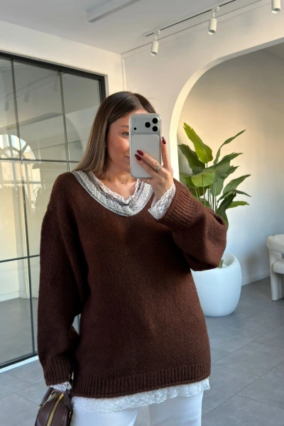 KAHVERENGİ DANTEL DETAY TASARIM KAZAK