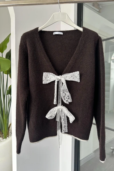 KAHVERENGİ FİYONK BROŞ DETAYLI HIRKA