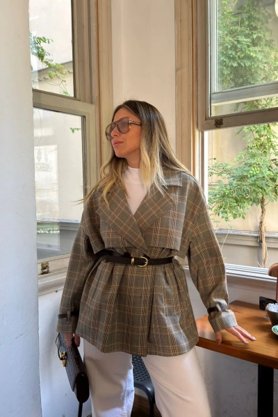 KAHVERENGİ KEMERLİ EKOSE TRENÇ