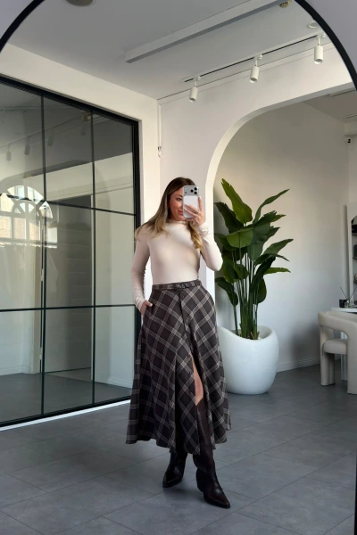 KAHVERENGİ KEMERLİ ÖNÜ DÜĞMELİ EKOSE ETEK