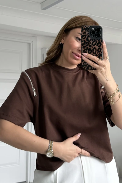 Kahverengi Kolları Fermuarlı T-shirt