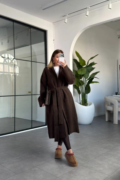 KAHVERENGİ KUŞAKLI UZUN HIRKA