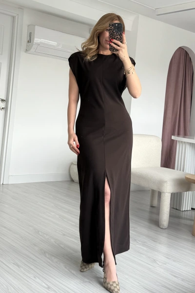 Kahverengi Önü Yırtmaçlı Vatkalı Elbise