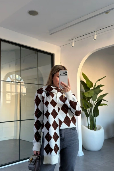 KAHVERENGİ POLO YAKA ATKILI TRİKO KAZAK