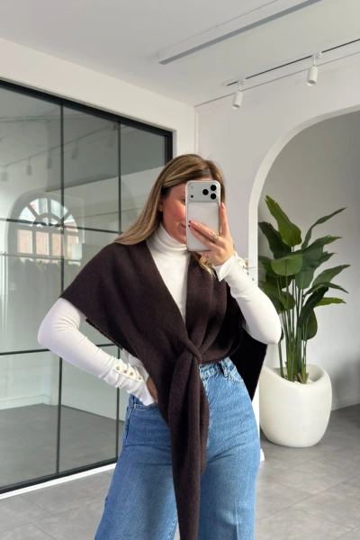 KAHVERENGİ ÜÇGEN İÇTEN GEÇMELİ TRİKO ŞAL