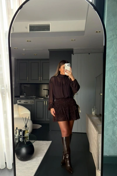 KAHVERENGİ YAKASI BAĞLAMALI DESENLİ MİNİ ELBİSE