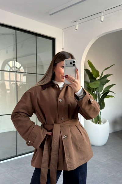 KAHVERENGİ YAKASI KADİFE KUŞAKLI MONT