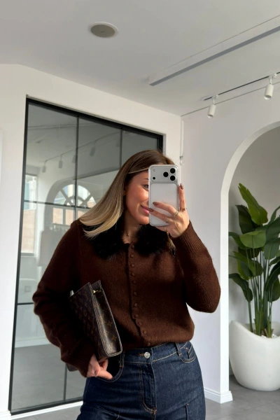 KAHVERENGİ YAKASI KÜRKLÜ HIRKA