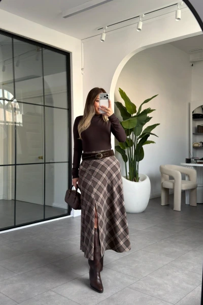 KAHVERENGİ YIRTMAÇ DETAY KEMERLİ EKOSE ETEK