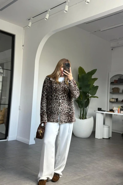 KAHVERENGİ YUMUŞAK DOKULU LEOPAR HIRKA