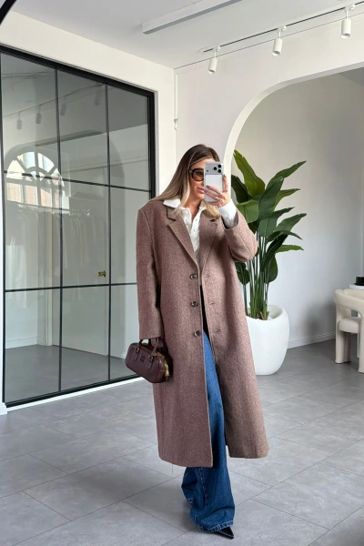 KARAMEL BALIK SIRTI DÜĞMELİ UZUN KABAN