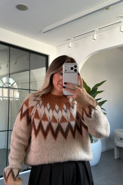 KARAMEL DİLVİN YUVARLAK YAKA TRİKO KAZAK