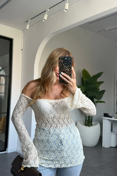 KEMİK OMZU AÇIK DANTEL BLUZ