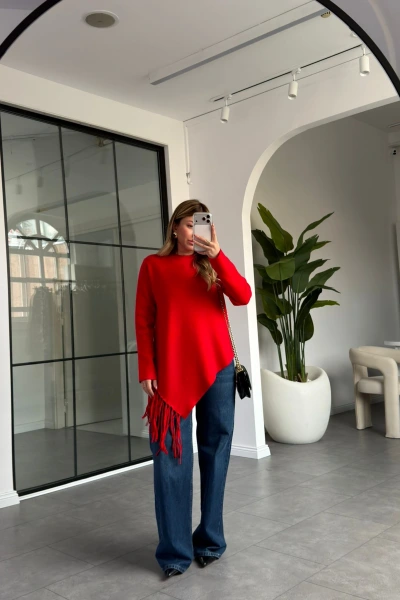 KIRMIZI ASİMETRİK KESİM PÜSKÜLLÜ ÇELİK TRİKO