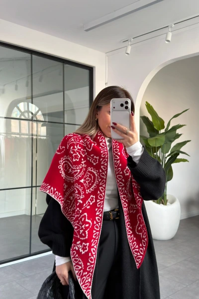 KIRMIZI BEYAZ YUMUŞAK DOKULU ÜÇGEN ŞAL