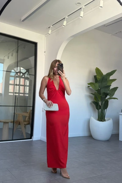 KIRMIZI BOYUNDAN BAĞLAMALI YIRTMAÇ DETAY ELBİSE