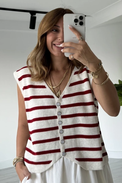 Kırmızı Çizgili V Yaka Yelek