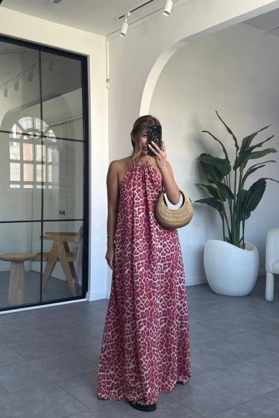 KIRMIZI LEOPAR DESEN BOYUNDAN BAĞLAMALI SIRT DETAY ELBİSE