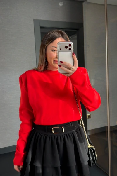 KIRMIZI OMUZU VATKALI TRİKO KAZAK