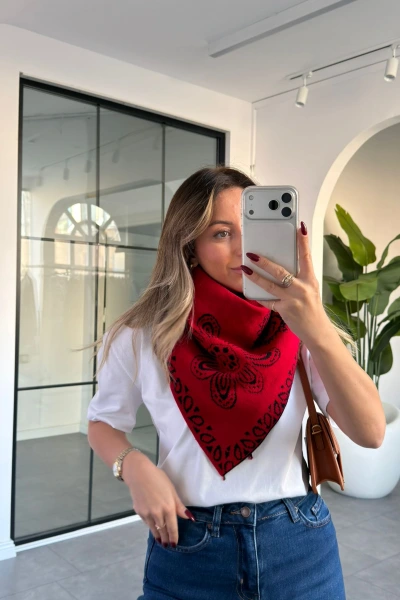 KIRMIZI SİYAH YUMUŞAK DOKULU ÜÇGEN ŞAL