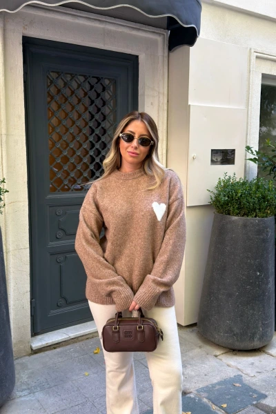 KOYU BEJ YUMUŞAK DOKULU KALPLİ TRİKO KAZAK