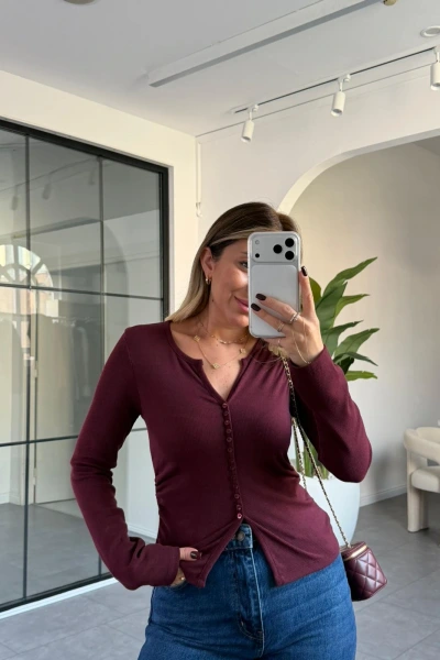 KOYU BORDO DİLVİN DÜĞME DETAYLI BLUZ