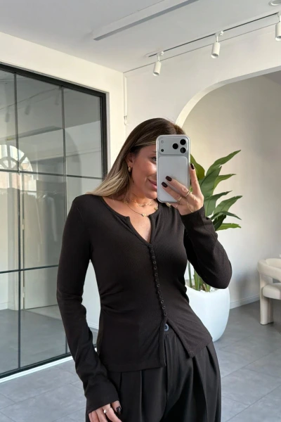 KOYU KAHVE DİLVİN DÜĞME DETAYLI BLUZ