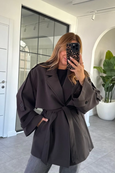 KOYU KAHVE DÜĞMELİ MANŞET DETAY KUŞAKLI KISA TRENÇKOT