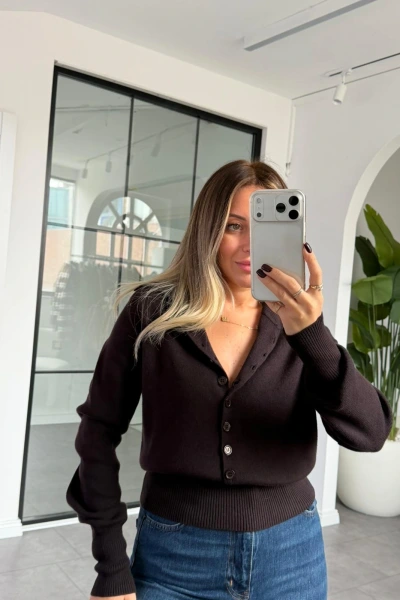 KOYU KAHVE POLO YAKA DÜĞMELİ TRİKO KAZAK