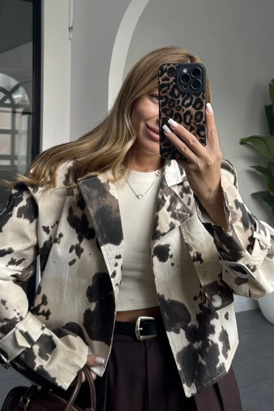 KREM ACI KAHVE DESENLİ KISA TRENÇ