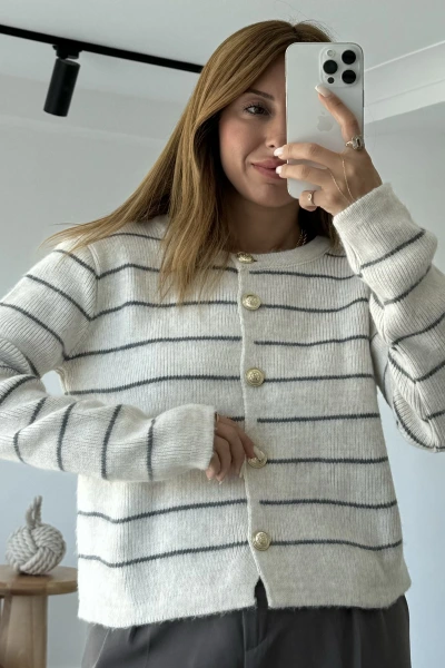 Krem Bisiklet Yaka Gold Düğmeli Hırka