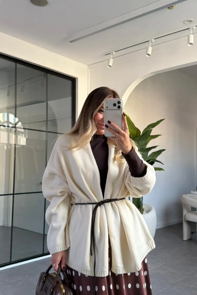 KREM DERİ KEMER DETAY TRİKO HIRKA