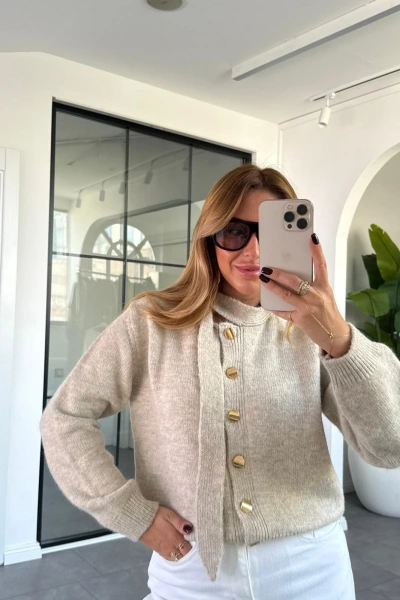 KREM GOLD DÜĞMELİ FULARLI HIRKA