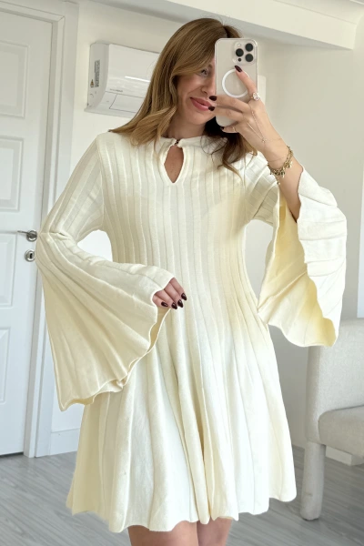 Krem Kol Ve Etek Ucu Volanlı Elbise