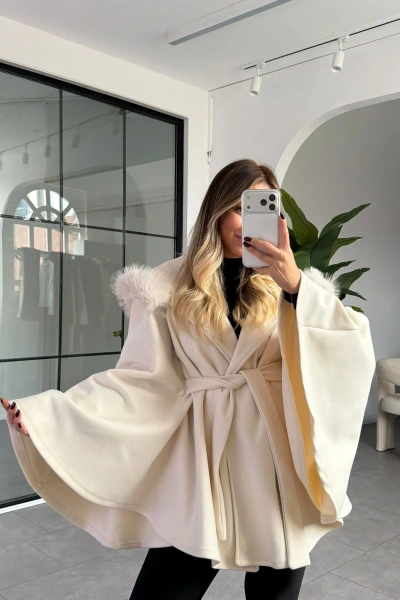 KREM KÜRK DETAY KAPÜŞONLU KAŞE PANÇO