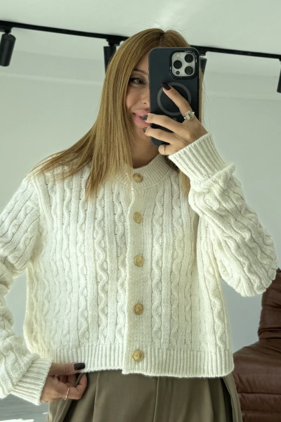 Krem Örgü Model Gold Düğmeli Yumoş Hırka