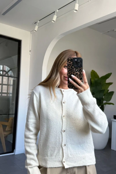 KREM PUL DETAYLI TRİKO HIRKA