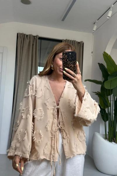 KREM PÜSKÜLLÜ BAĞLAMALI GÖMLEK