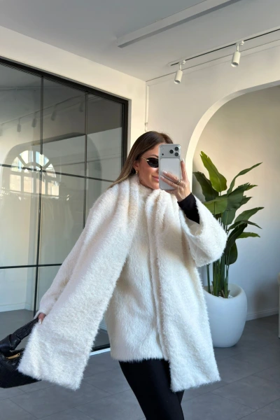 KREM ŞAL AKSESUARLI SAKALLI CEKET